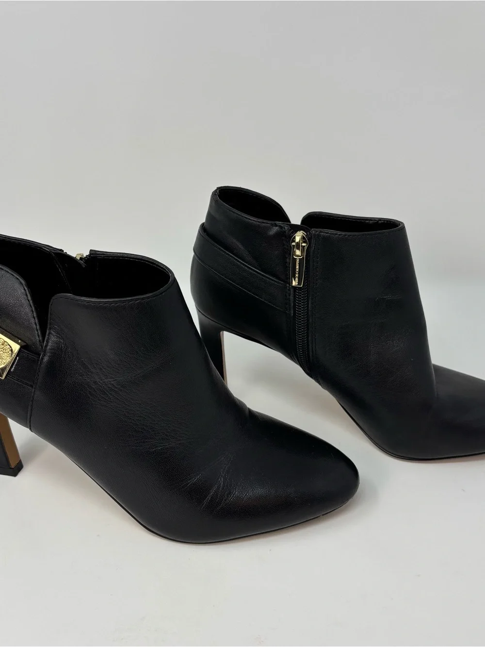 Vince Camuto Lokarie Black Leather Ankle Booties Gold Accent Heel Size 8.5